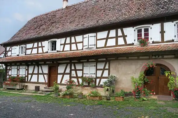 Cour de ferme et maison à colombages à Hunspach, en Alsace