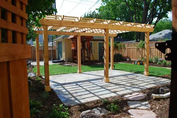 Pergola en bois au-dessus d'une terrasse dallée
