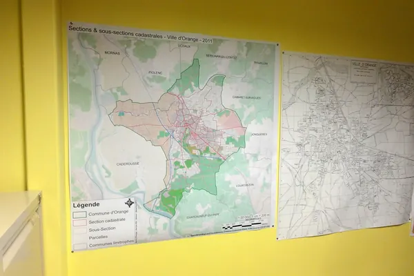 Plan de repérage cadastral affiché au mur, sur fond OpenStreetMap