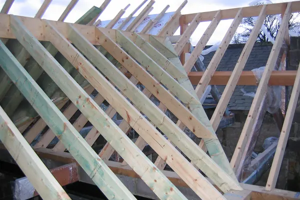 Chevrons d'une toiture en bois pendant le chantier