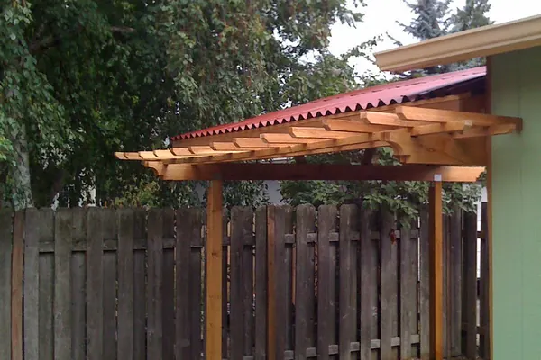 Terrasse couverte en cours de construction contre une maison
